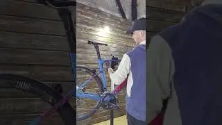 Mówią, że tak nie wolno zaciskać roweru na stojaku...