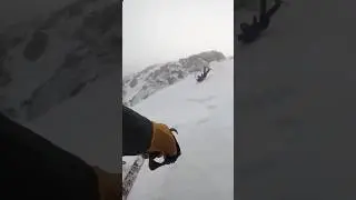 Сноубордист полетел кубарем со склона в горах #Сочи