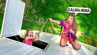 MINHA IRMÃZINHA CAIU NO BURACO ASSUSTADOR DA MINHA CASA!