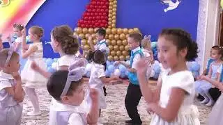 Танец выпускников с малышами 