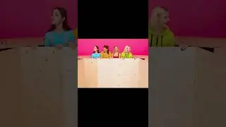 Сильные девушки строят кровать.
