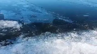 Движение льда на берег.