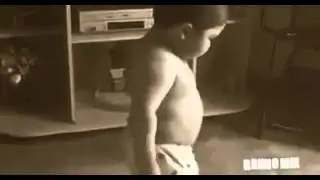 Criança dançando e rebolando que bonito de mais!!;
