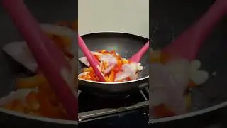 Кальмар белом вине с яичной лапшой