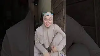 The charm of a young mama is really wearing a beautiful hijab with a nice body