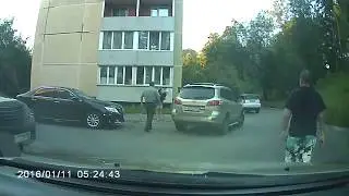 Российский офицер избивает женщину на парковке