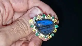 Серебряное кольцо с лабрадоритом и изумрудами