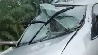 MOBIL NABRAK TIANG LISTRIK