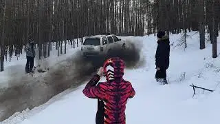 Нива с блокировками прёт как танк!  Внедорожники пробивают снежный подъём