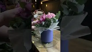 Процесс создания композиции с орхидеями в шляпной коробке 🤍