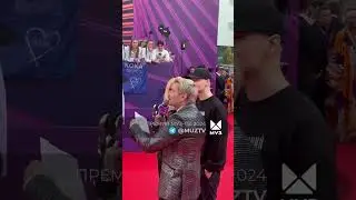 Наш родной и любимый Ярослав на ковровой дорожке премии муз тв 2024 возвращение