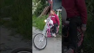 Мизантроп на мотоцикле без ручки сцепления)