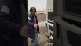 Джими исполняет.