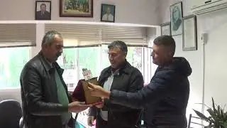 Kamçılı Adam Nedim Artun'a Ziraat Oadası Başkanı Muharrem Uslucan tarafından plaket verildi