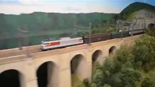 Modélisme: La CC 21004 en tête de l'express 5072