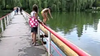 Замедленная съемка - девочка прыгает в воду