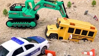 Kumda sorun yaşayan otomobil ekskavatör tarafından kurtarıldı