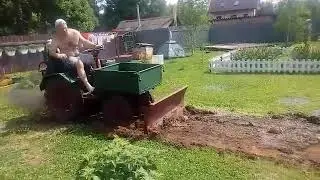 Самодельный минитрактор с центробежным сцеплением и гидравликой.