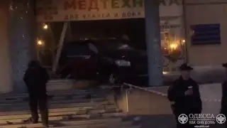 На Сегедской автомобиль влетел в магазин