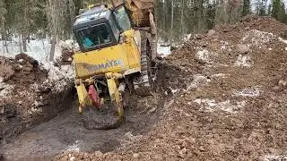 Бульдозер Komatsu D275A-5 (Утонул в грязи) Bulldozer drowned in mud.