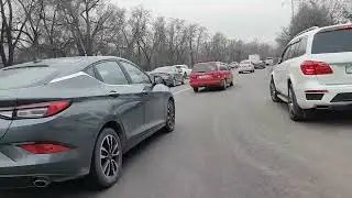Проспект Аль-Фараби плотным потоком днём и вечером