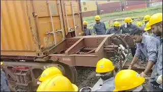 ट्रेन पटरी से  उतर जाने के बाद पटरी पर कैसे लाया जाता। है💯💯😱