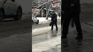 В Питере сильнейший гололёд/город скован ледяным дождём/