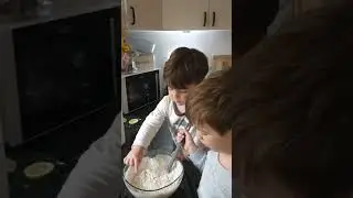 Давид и Натан готовят оладьи, 07.03.2023