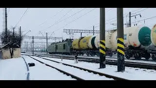Электровоз ВЛ80К - 124 с грузовым поездом прибывает на станцию
