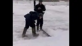 слоняры на уборке снега.mp4