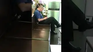 Шок! Вот так работает охрана в торговых центрах.
