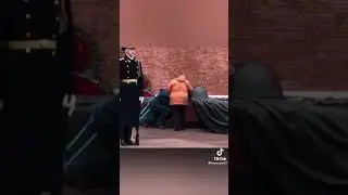 ветеран встал на колени у могилы неизвестного солдата