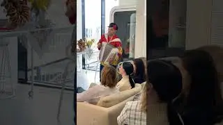 Баянист сыграл в Москва-Сити 