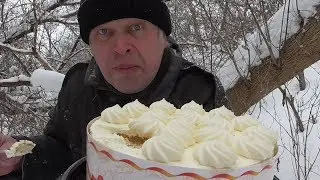 Зимний день, Геннадий Горин кушает торт на природе, январь 2019 год