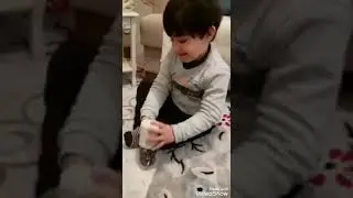Yusuf Ali karton bardaklarla kule yapıyor.