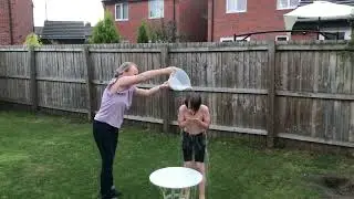 Pouring FREEZING Cold Water On MY Head! [100 Subscriber Special]
