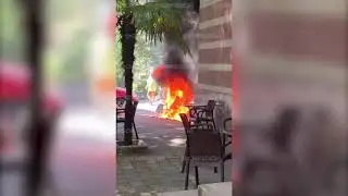 В Сочи внезапно загорелся припаркованный мопед на Цветном бульваре