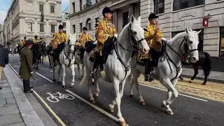 The Household Cavalry Make an Impressive U-Turn in the Heart of the City of London