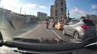 Пятница. Лето. Тупорезы выдвинулись с работ на дачу.