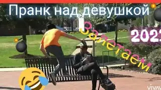 Новый пранк 2021! Чувак крадёт кепки.Пранки над девушкой...😂😂😂