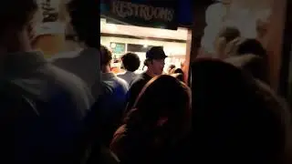 в туалет очередь в ночном клубе в USA 