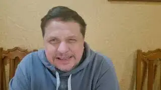 Житель Омска разделся перед зданием ФСБ и демонстрировал непристойные жесты.