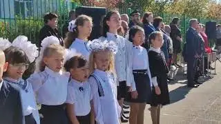 Линейка в День знаний в смоленской школе