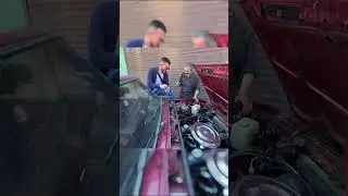 Как он раскачивает его 