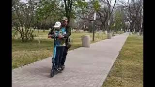 Катаемся на электросамокате с Тимоном. Комсомольский парк Керчь