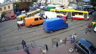 Как одесситы справляются с авто на трамвайных путях