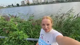 Парк Лебединый зона отдыха у озера / много школьников  занятых спортом /  15.09. 2024