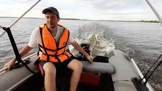 On the Mercury 15 engine at full throttle in two + daughter. Boat 4.1m