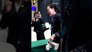 两会服务员倒茶很讲究