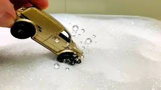 CARS FALLING INTO WATER WITH FOAM / HOT WHEELS CARS / VARIOUS TOY CARS